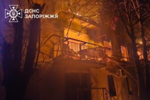 В Оріхові через обстріл горіла багатоповерхівка