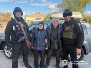 «Це велика відповідальність, коли люди довіряють тобі своє життя»: запорізький поліцейський про евакуацію (ФОТО)