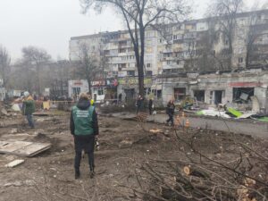 Екоінспектори показали воронку від прильоту в Запоріжжі (ФОТО)