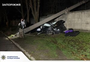 У Запоріжжі 26-річний водій «BMW» врізався в електроопору: дві пасажирки загинули