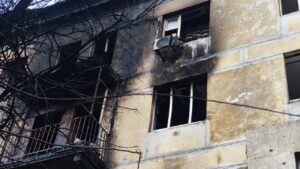 Мешканці постраждалих будинків розповіли про пережиту ніч під обстрілами в Запоріжжі (ВІДЕО)