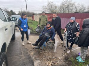 Волонтеры спасли маломобильного мужчину в Запорожье (ФОТО)