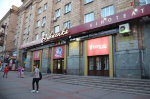 В Запорожье кинотеатр им. Довженко сделал кинопросмотры доступными для людей с нарушениями зрения и слуха