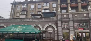 В Запорожье предприниматель установил киоски прямо на крыше кинотеатра (ФОТО)