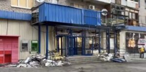 Як зранку виглядає АТБ в Запоріжжі після удару дрону (ВІДЕО)