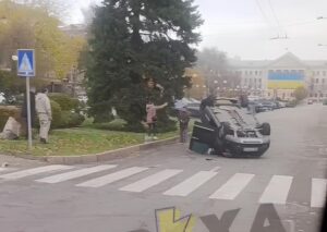 У Запоріжжі на бульварі Шевченка перекинулося авто внаслідок ДТП (ВІДЕО)