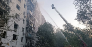 У Запоріжжі готують до відновлення багатоповерхівку, пошкоджену під час обстрілу (ДОКУМЕНТ)