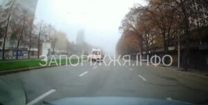 Легковик протаранив “швидку” з сиреною: опубліковано відео моменту ДТП у Запоріжжі
