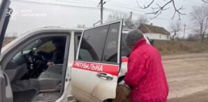 Евакуація під звуки вибухів: бабусю й онучок вивезли з прифронтового села на Запоріжжі