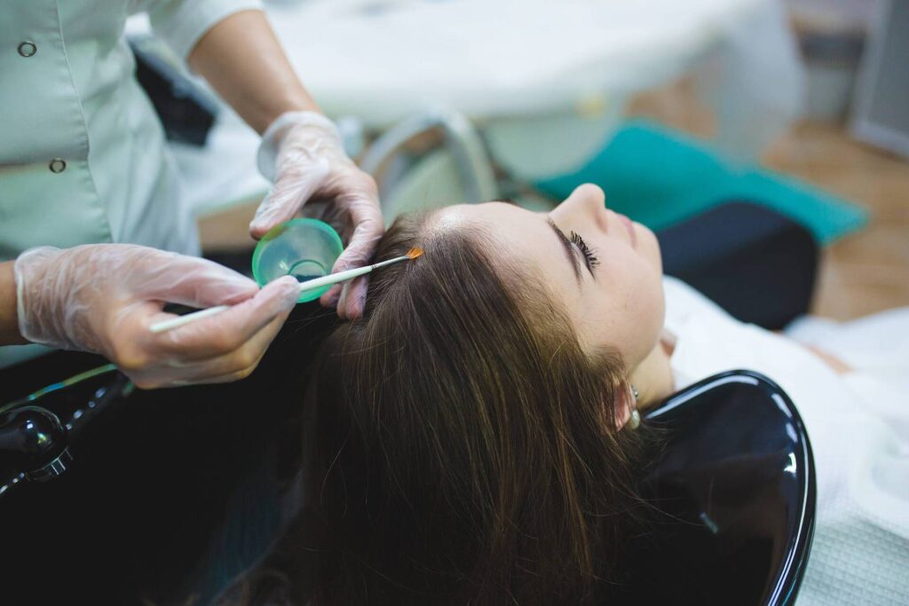 Пілінг і гомаж в процедурі детоксу шкіри голови