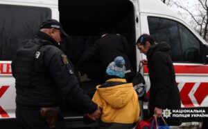 “Останні три дні підряд – авіабомби”: поліція евакуювала матір із трьома дітьми з небезпечної Воздвижівки (ВІДЕО)