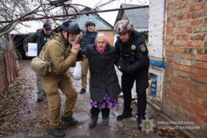 В Запорожье продолжается эвакуация: несмотря на угрозу дронов правоохранители вывезли детей, пожилых и маломобильных граждан (ФОТО, ВИДЕО)