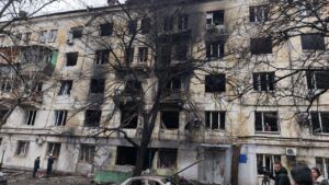 Як зранку виглядає місце прильоту по п’ятиповерхівці в самому центрі Запоріжжя (ФОТО, ВІДЕО)