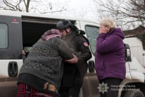 Под вражескими дронами: полиция Запорожья спасла еще 18 человек из Гуляйполя (ФОТО)