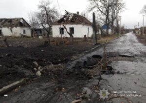 Масовані обстріли та термінова евакуація: правоохоронці вивезли шістьох мешканців із прифронтових районів (ФОТО)