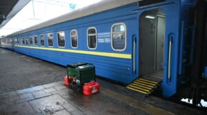«Вагони незламності»: Укрзалізниця подготовила 100 мобильных пунктов обогрева для общин (ФОТО)