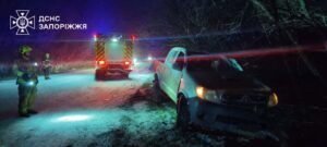 На Запоріжжі 4 автівки опинилися в кюветі через погодні умови (ФОТО)