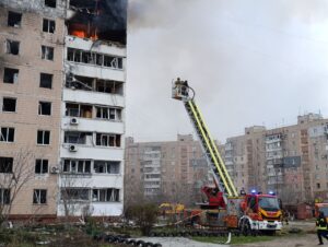 «Ледь встигли вибігти в коридор»: що розповідають очевидці про удар по житлових будинках у Запоріжжі (ВІДЕО)