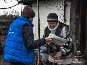 Нічний терор у Новомиколаївці: волонтери допомагають місцевим оговтатися від обстрілів (ФОТО)