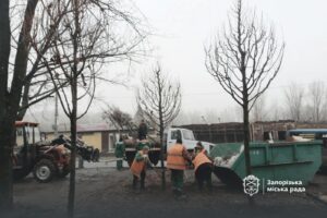 У Шевченківському районі висадили молоді липи на місці нещодавніх обстрілів (ФОТО)