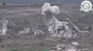 Пілот винищувача завдав авіаудару по будинку з ворогом у Степногірську (ВІДЕО)