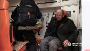 Поліцейські врятували з Гуляйполя пораненого чоловіка, який пішки тікав від обстрілів (ВІДЕО)