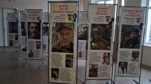 Портрети тих, кого чекають вдома: у Запоріжжі відкрили виставку зниклих оборонців (ФОТО, ВІДЕО)