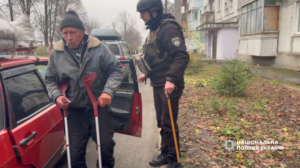 Смертельна небезпека: запорізькі поліцейські евакуювали чотирьох жителів Приморського під атаками FPV-дронів (ВІДЕО)