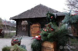 Новорічний настрій у Запоріжжі: на Хортиці відкрився різдвяний курінь святого Миколая (ФОТО)