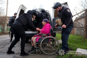 Залишити дім, щоб зберегти життя: з Малокатеринівки евакуювали 86-річну жінку (ВІДЕО, ФОТО)