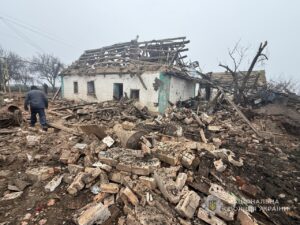 Майже 1000 обстрілів за добу: поліція врятувала ще 22 людей з-під російських атак (ФОТО)