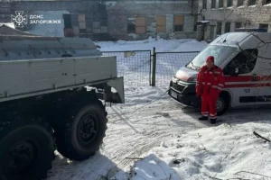 Снежная ловушка в Запорожье: скорая и грузовик застряли на скользких дорогах (ФОТО)