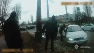 Поліцейські врятували водія з понівеченого авто після ДТП у Запоріжжі (ФОТО)