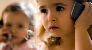 У Запоріжжі 4-річна дівчинка врятувала маму, подзвонивши у “швидку”