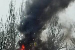 Враг атаковал Запорожье: на месте загорелось авто, частично перекрыто движение (ВИДЕО)