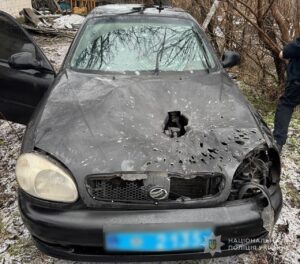 У поліції показали потрощене службове авто після ворожої атаки на Запоріжжі (ФОТО)