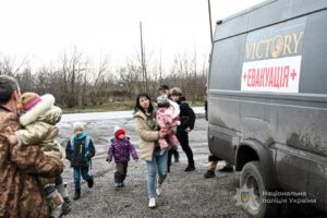 Ховалися в підвалі від обстрілів: на Запоріжжі евакуювали матір і п’ятеро дітей (ФОТО)