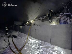 У Запоріжжі під час нічної пожежі загинув власник приватного будинку (ФОТО-ВІДЕО)