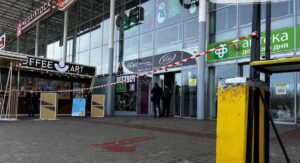 В центрі Запоріжжя вщент вигорів магазин в ТЦ Амстор (ВІДЕО)