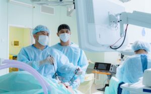 Лікарі повідомили про стан 8-річної дівчинки після падіння з вікна багатоповерхівки