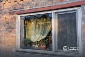 Як виглядає місце “прильоту” в Запоріжжі після останньої атаки (ФОТО, ВІДЕО)