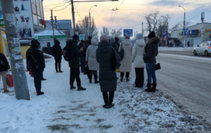 Жители Запорожья мерзнут на остановках: в социальных сетях сообщают о недостатке транспорта (ФОТО)