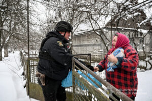 Виживання під обстрілами: як поліцейські рятують мешканців Копанів (ФОТО)
