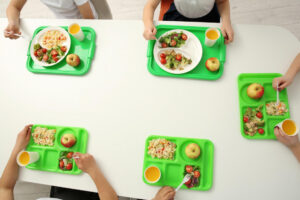 Гарячі обіди для всіх: з вересня українські школи запускають масштабну безкоштовну програму