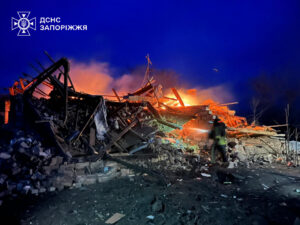 Ворожі удари по Запорізькому району спричинили масштабні пожежі та руйнування (ФОТО)