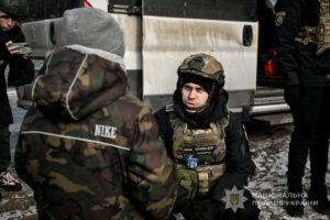 Евакуація під дронами: з Таврійської громади вивезли дітей, літніх людей і собачок (ФОТО, ВІДЕО)