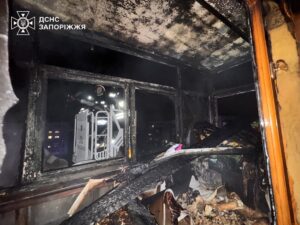 29 рятувальників гасили пожежу в багатоповерхівці Запоріжжя (ФОТО, ВІДЕО)