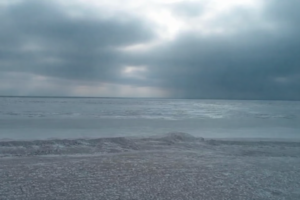 Море в Кирилівці промерзло на понад 200 метрів від берега: як виглядає (ВІДЕО)