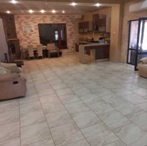 Под Запорожьем предлагается к продаже автономный дом с бассейном и солнечной электростанцией (ФОТО)