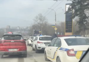 На дамбі Запоріжжя біля зупинки громадського транспорту сталася ДТП (ВІДЕО)